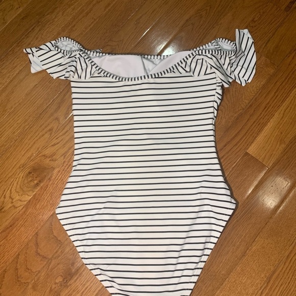 Vince Camuto Striped Ruffled Off The Shoulder One Piece Swimsuit Size 6 - Picture 12 of 14